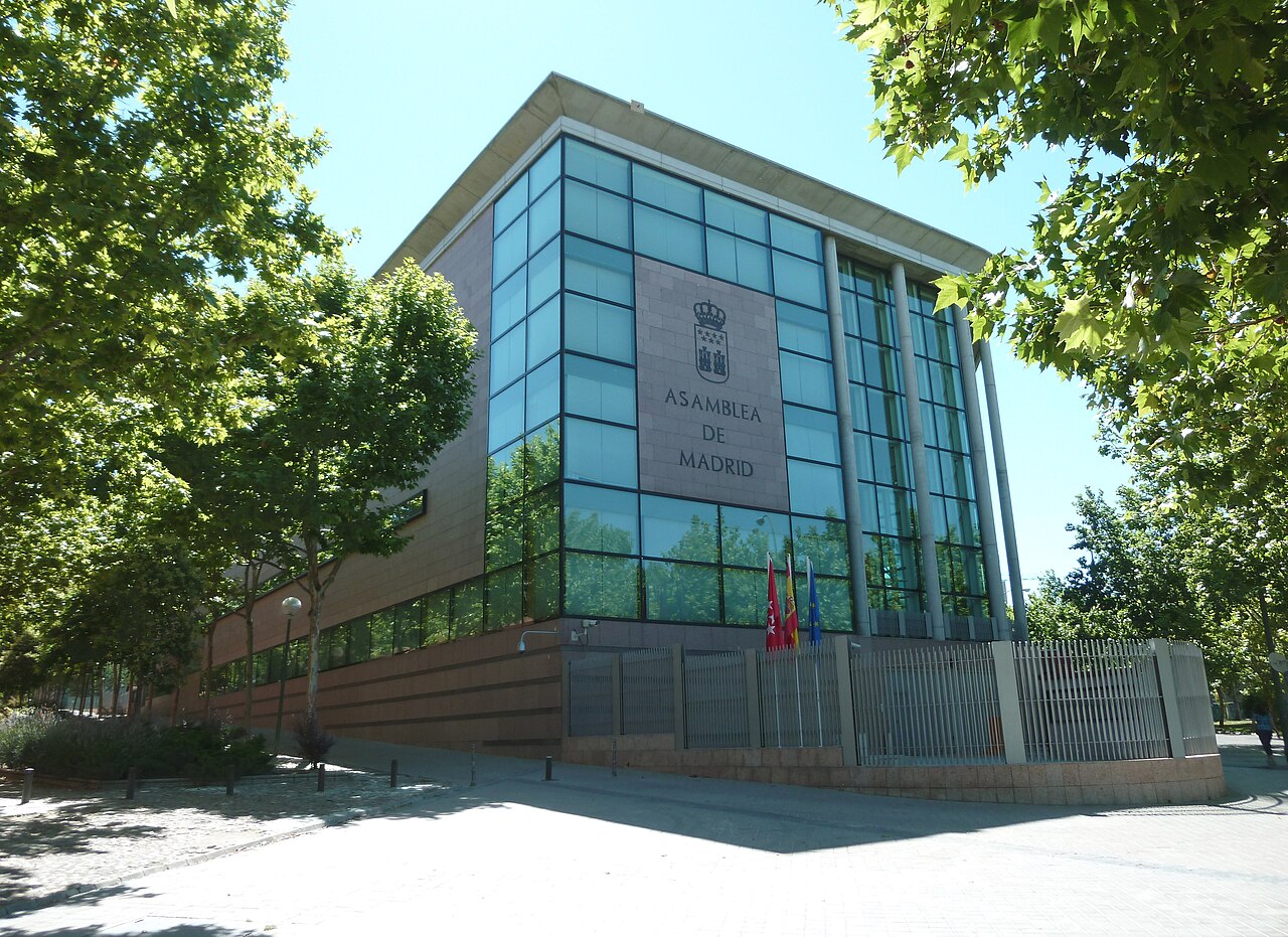 Fachada de la sede de la Asamblea de Madrid, en el distrito de Puente de Vallecas, edificio de líneas rectas inaugurado en 1998