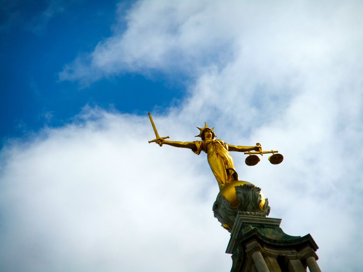 Primer plano de la escultura de la balanza de la justicia, símbolo de la ponderación entre derechos