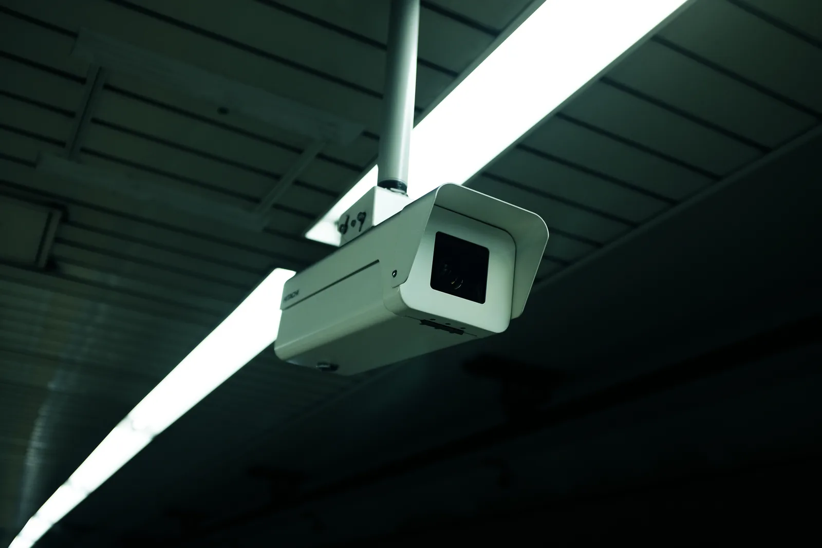 Cámara de videovigilancia tipo domo instalada en un techo interior