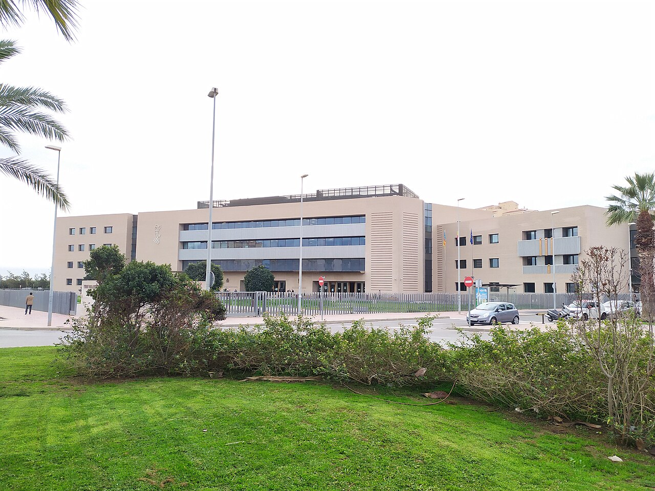 Vista general del edificio de la Ciutat de la Justícia de Castelló, sede de los órganos judiciales de la ciudad, con su fachada de piedra clara y ventanales corridos
