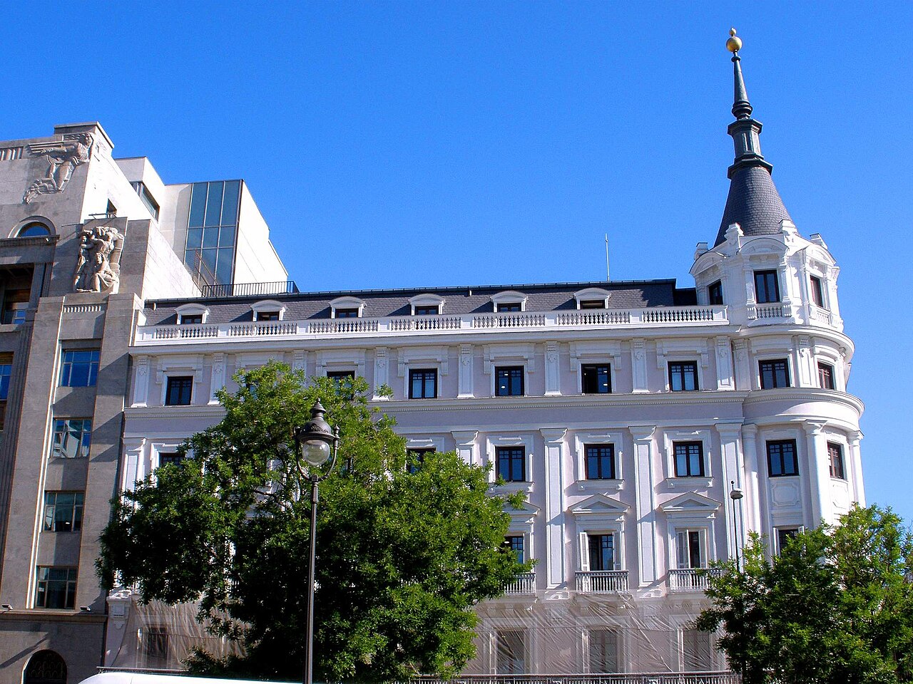 Fachada del edificio de la calle de Alcalá número 47 de Madrid, antiguo Banco Urquijo, sede de la Comisión Nacional de los Mercados y la Competencia