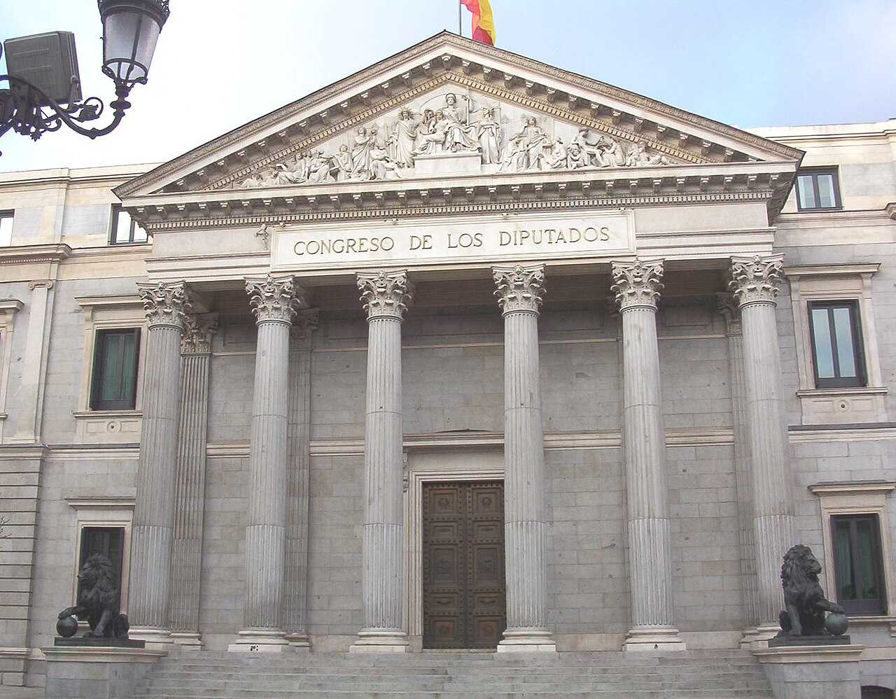 Fachada principal del Palacio de las Cortes, sede del Congreso de los Diputados, en Madrid.