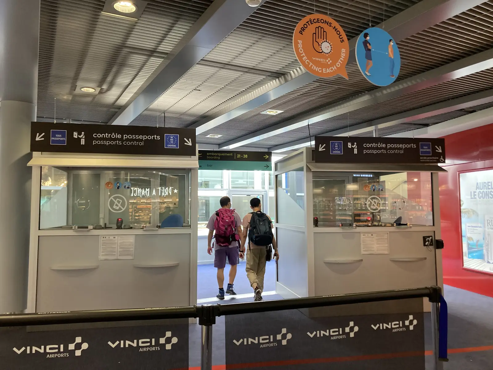 Viajeros pasando un control de pasaportes en el espacio Schengen