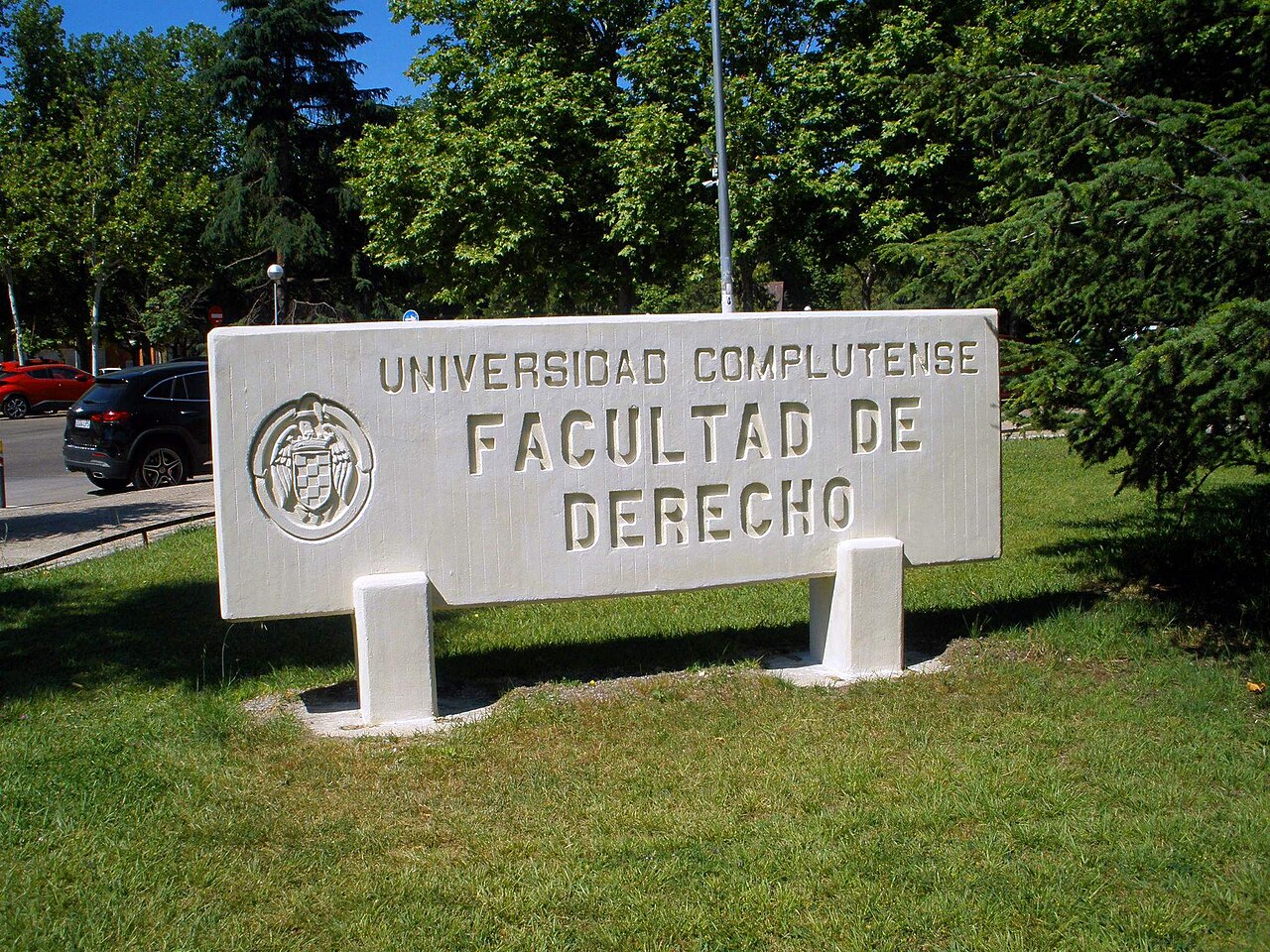 Monolito de piedra con el escudo de la Universidad Complutense y la inscripción Facultad de Derecho, en la Ciudad Universitaria de Madrid