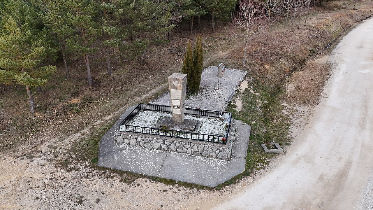 Monumento sobre una fosa común de la Guerra Civil en el Monte de La Pedraja (Burgos), visto desde el aire junto a un camino