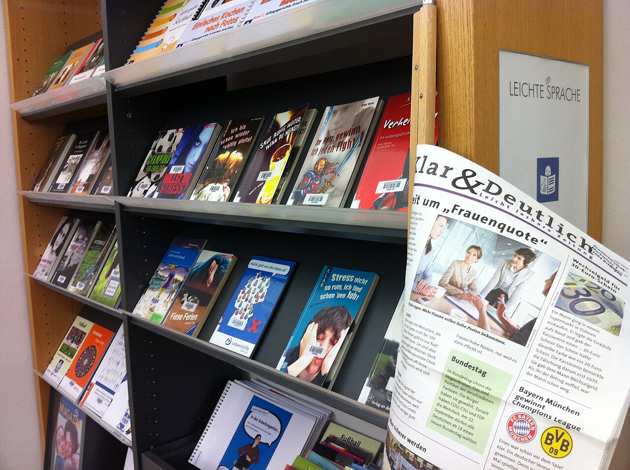 Sección de materiales en lectura fácil de una biblioteca pública, con un cartel que la identifica y publicaciones adaptadas en las estanterías