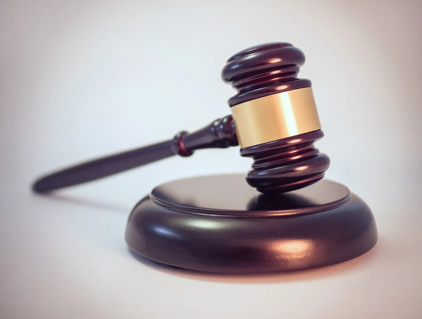 Mazo de juez sobre una mesa, símbolo genérico de la justicia