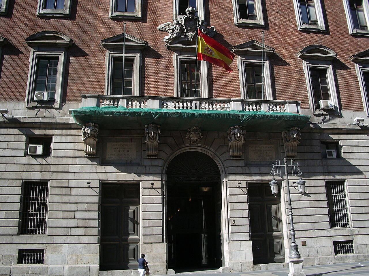Fachada de la antigua Real Casa de la Aduana, en la calle de Alcalá de Madrid, sede del Ministerio de Hacienda.