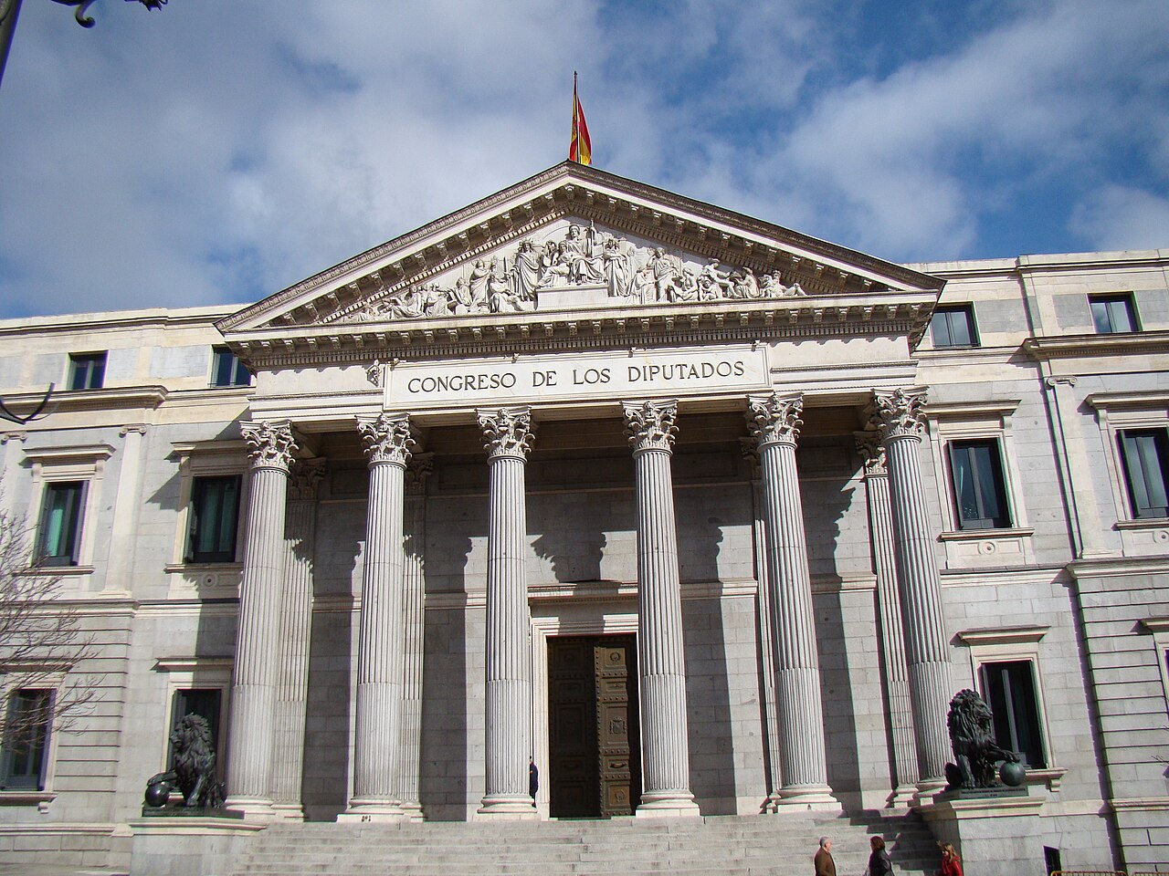 Fachada principal del Palacio de las Cortes, sede del Congreso de los Diputados, con su pórtico neoclásico de columnas y frontón esculpido