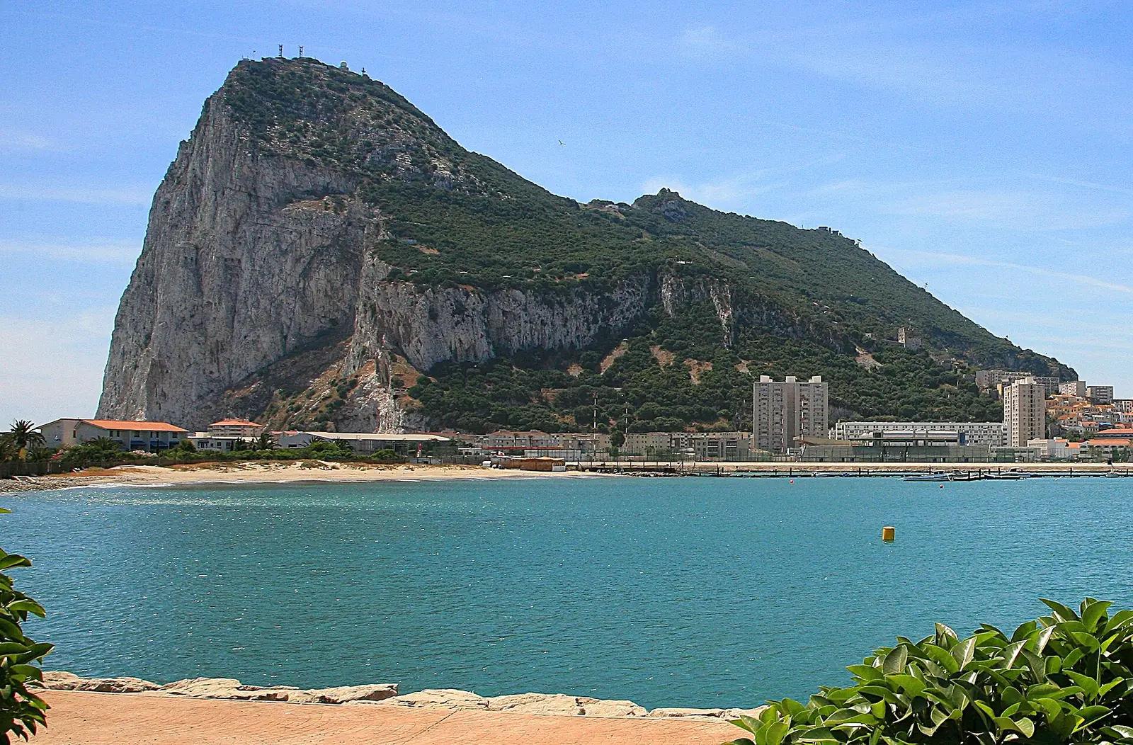 El Peñón de Gibraltar visto desde la bahía de Algeciras