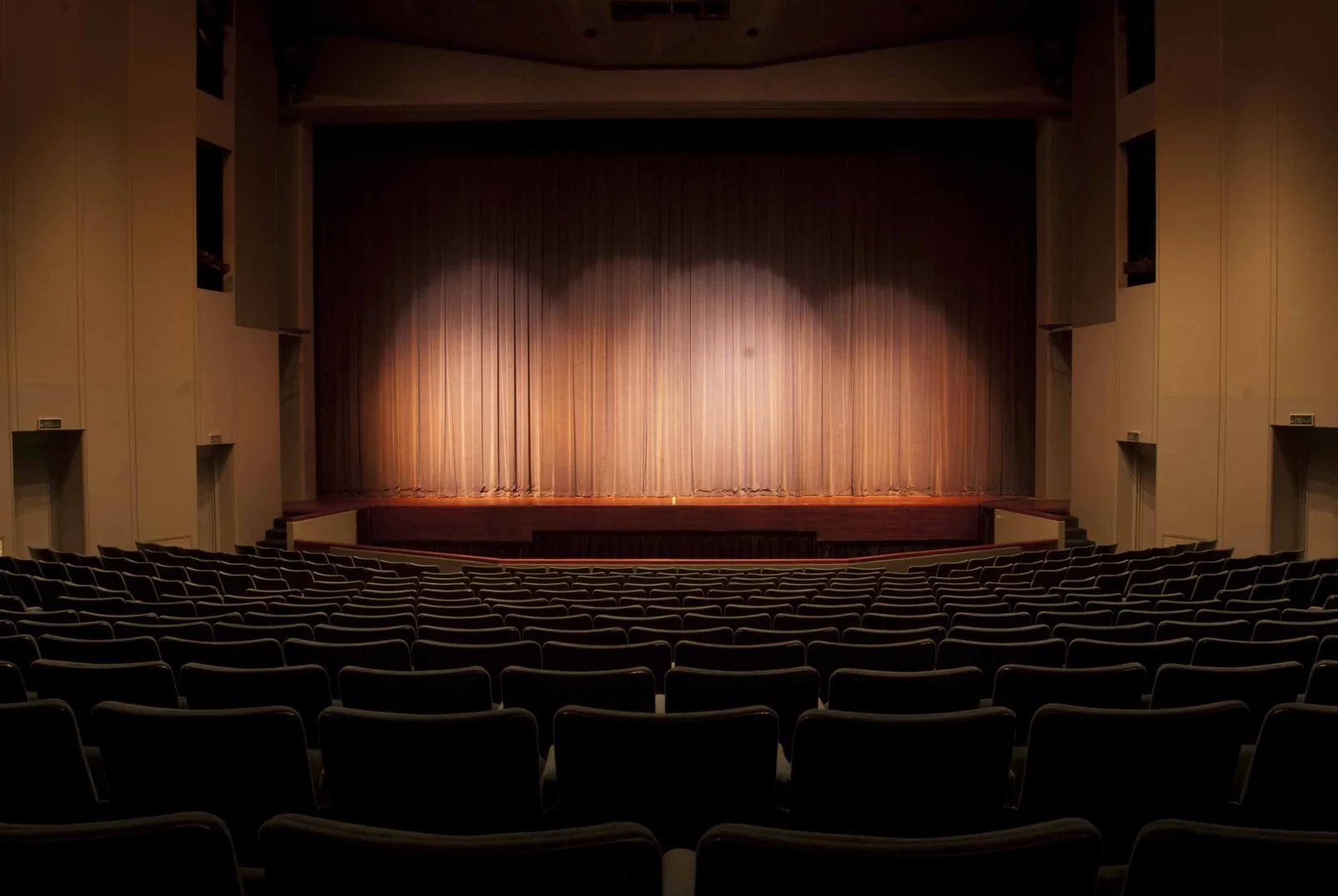 Escenario vacío de un teatro español, con butacas al fondo