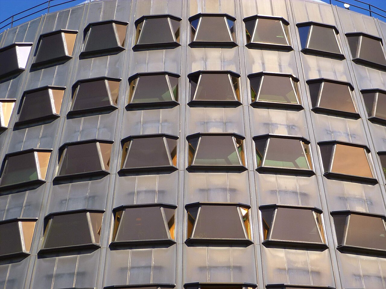 Fachada del edificio sede del Tribunal Constitucional de España, en Madrid