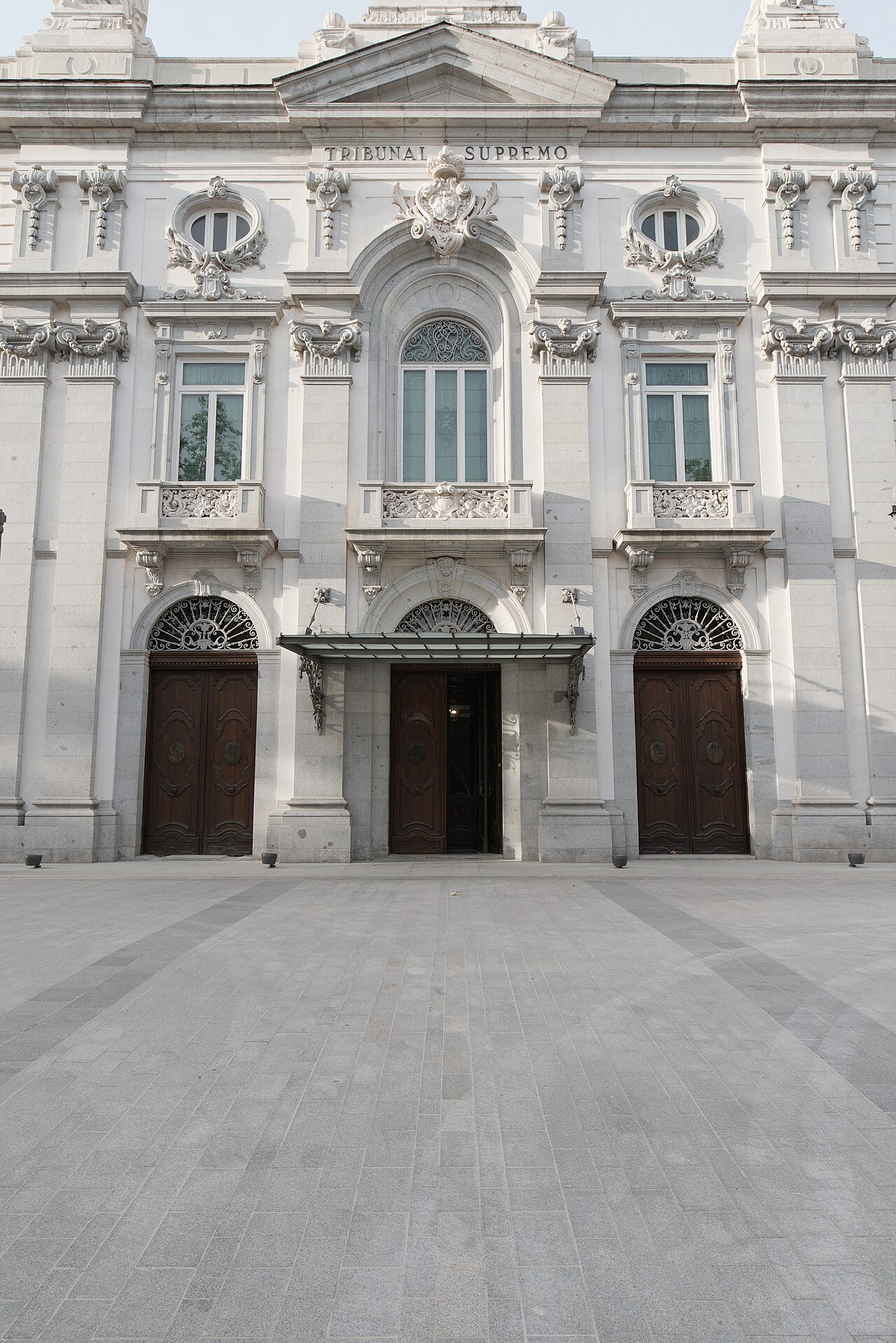Fachada frontal del edificio del Tribunal Supremo de España en Madrid