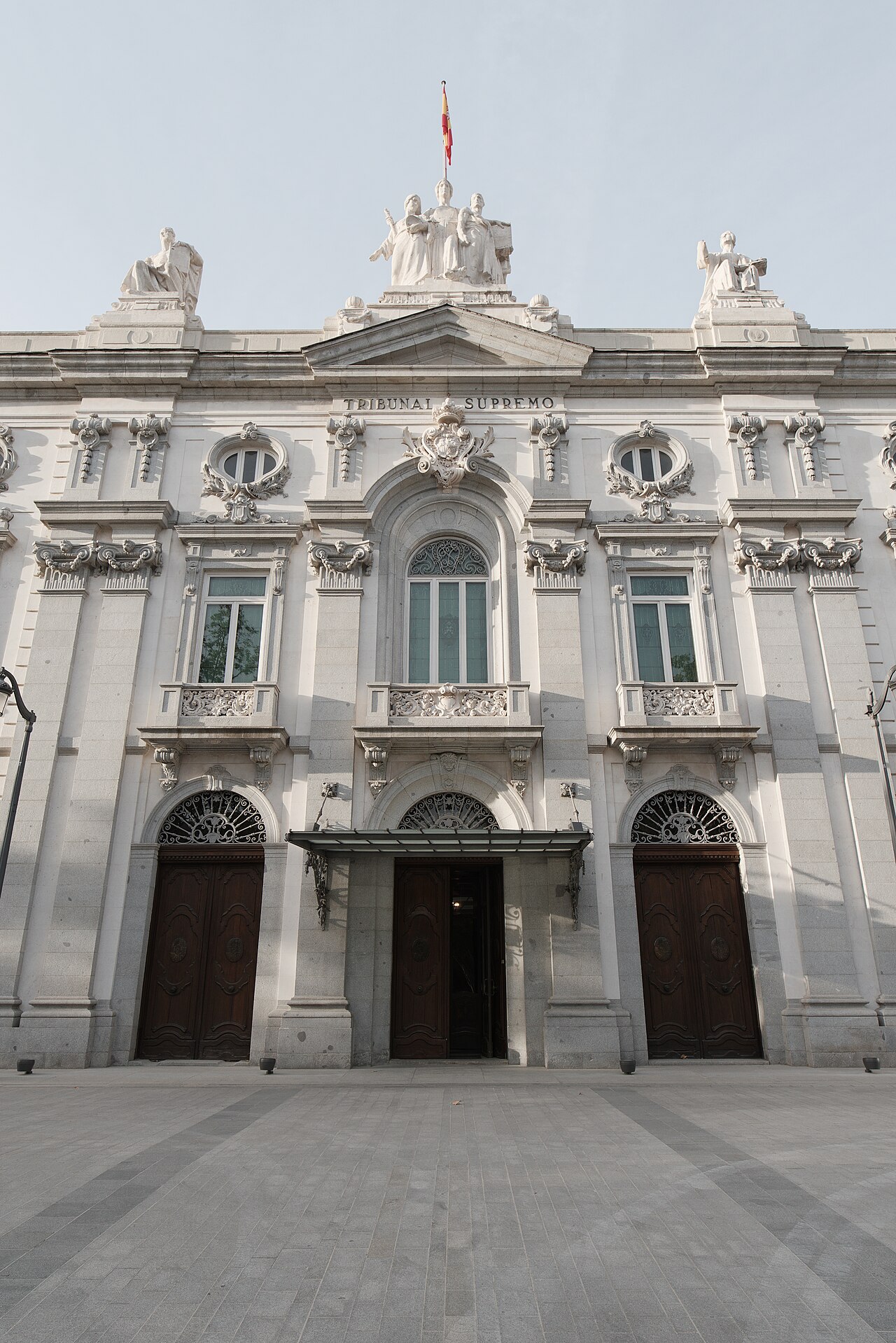 Fachada del edificio del Tribunal Supremo de España, en Madrid, con su pórtico de columnas y la escalinata de acceso