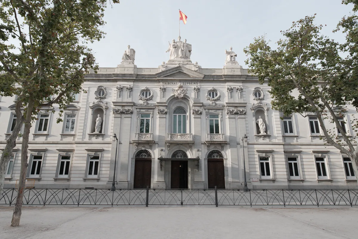 Fachada del edificio del Tribunal Supremo de España en Madrid, en un día despejado