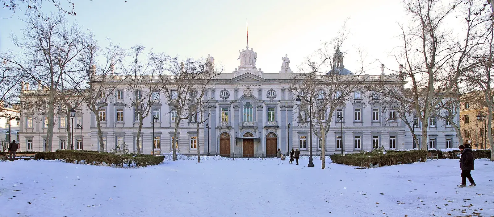 Sede del Tribunal Supremo de España tras una nevada, Madrid