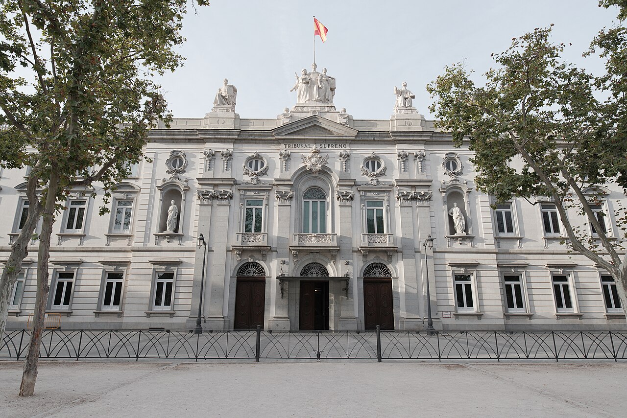 Fachada del edificio del Tribunal Supremo en Madrid, con la inscripción «Tribunal Supremo» sobre la entrada y árboles a ambos lados