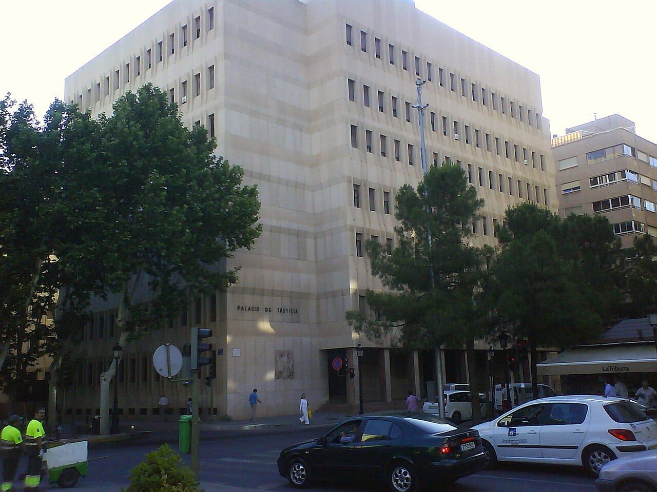 Edificio que acoge la sede del Tribunal Superior de Justicia de Castilla-La Mancha, en Albacete, visto desde la calle