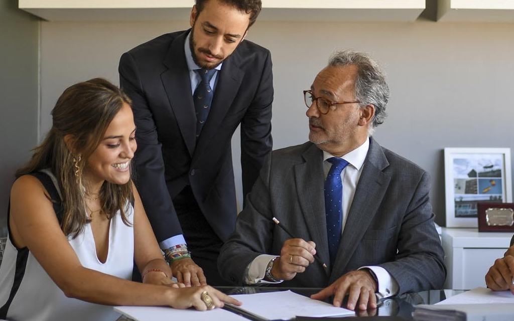El régimen de creación de los servicios públicos locales. El empleo de los medios propios en la administración de estos servicios