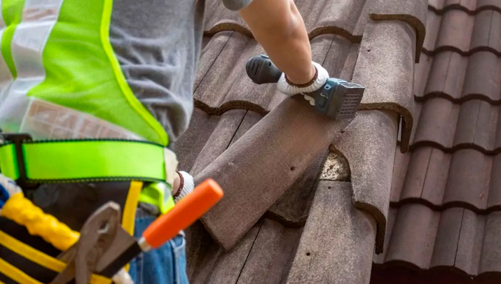 La importancia de contratar profesionales para reparar los daños en tu tejado