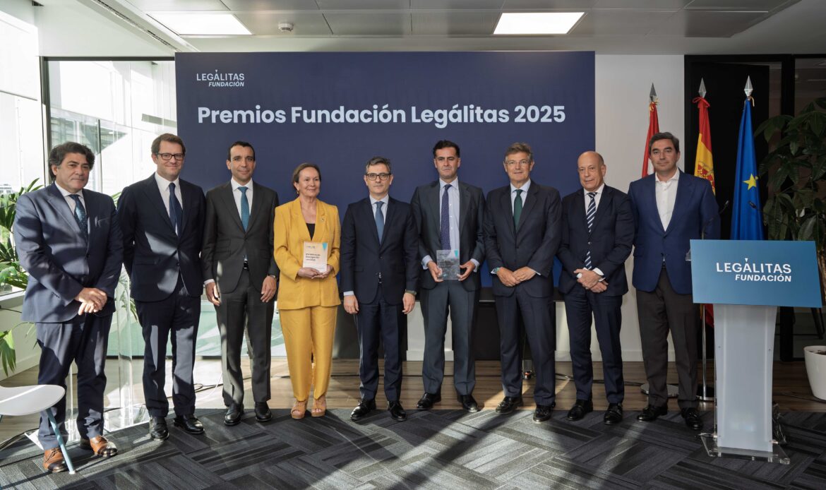 El ministro de Justicia preside la entrega de los premios Fundación Legálitas a la RAE y TaxDown