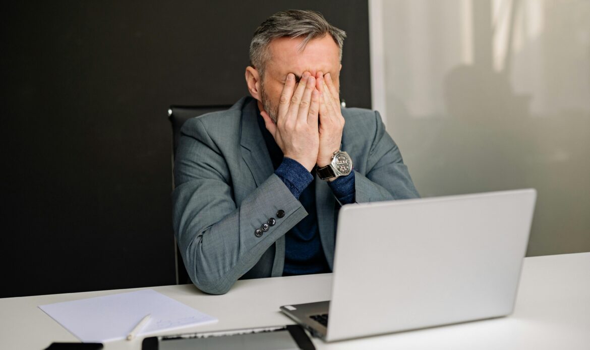 Miles de empresas siguen sin adaptarse al fichaje digital obligatorio y se exponen a multas de hasta 10.000 € por trabajador