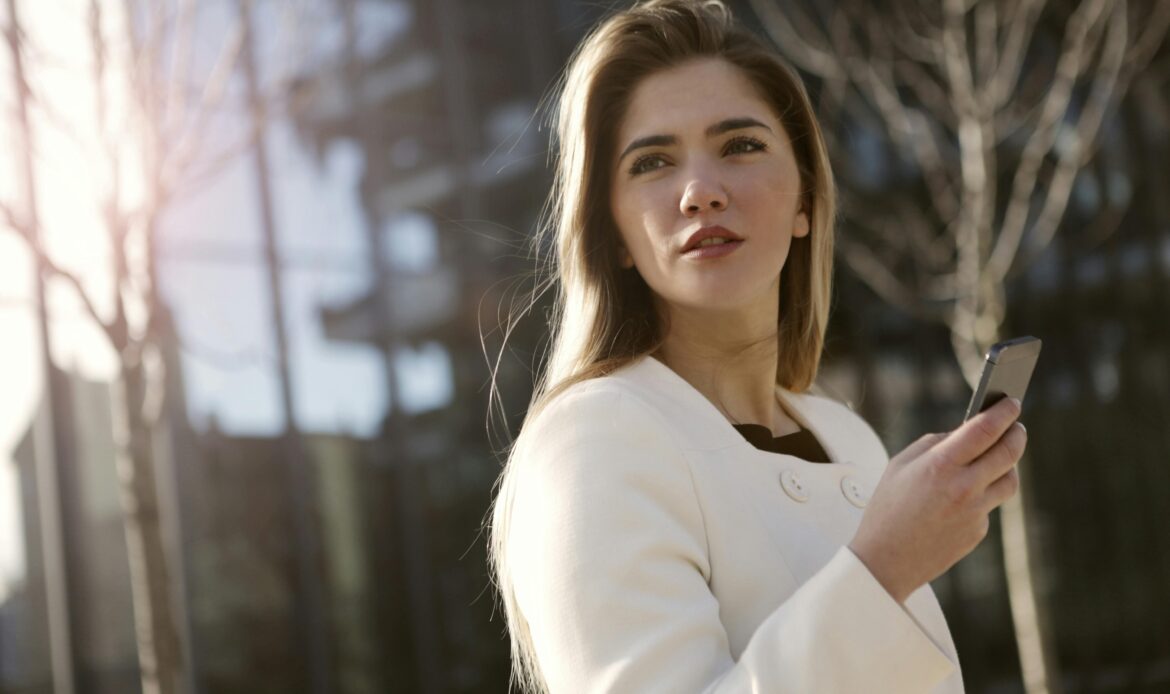 Incluir a un trabajador en un grupo de WhatsApp sin su consentimiento puede costar a la empresa hasta 2.000 euros