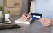 Arriaga Asociados alerta del riesgo de las tarjetas revolving en el cierre del primer trimestre de 2026